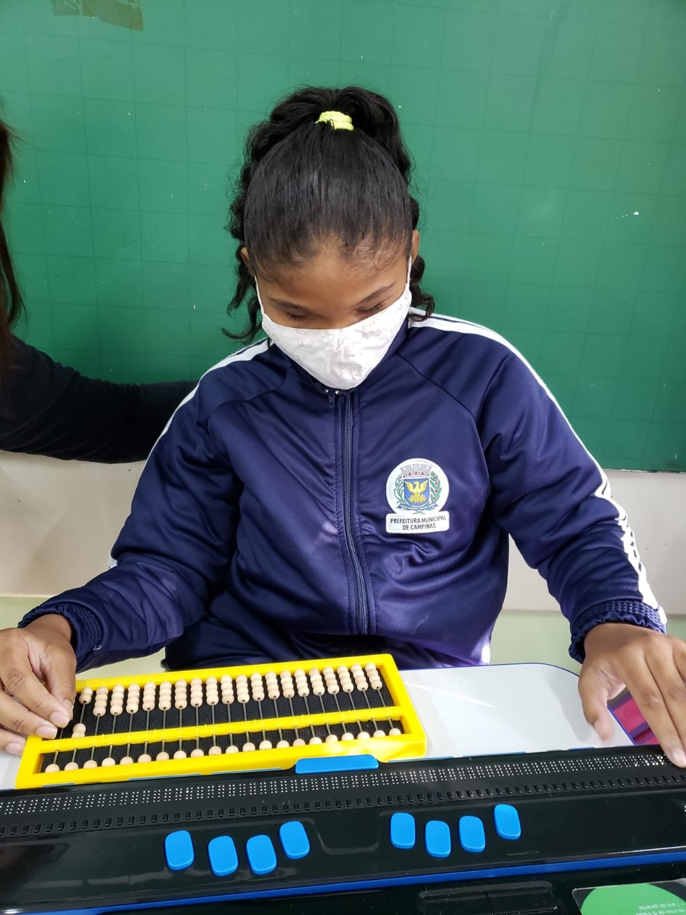 Emilly aprendeu a utilizar uma Linha Braille, equipamento que possibilita a leitura e escrita em computadores — Foto: Valéria Freitas da Silva Vilanova 