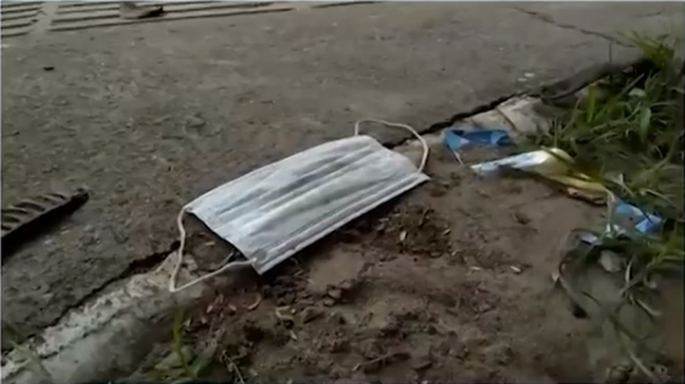 Descarte irregular de máscara de proteção, durante a pandemia, será punido com multa em Pernambuco — Foto: Reprodução/TV Sudoeste