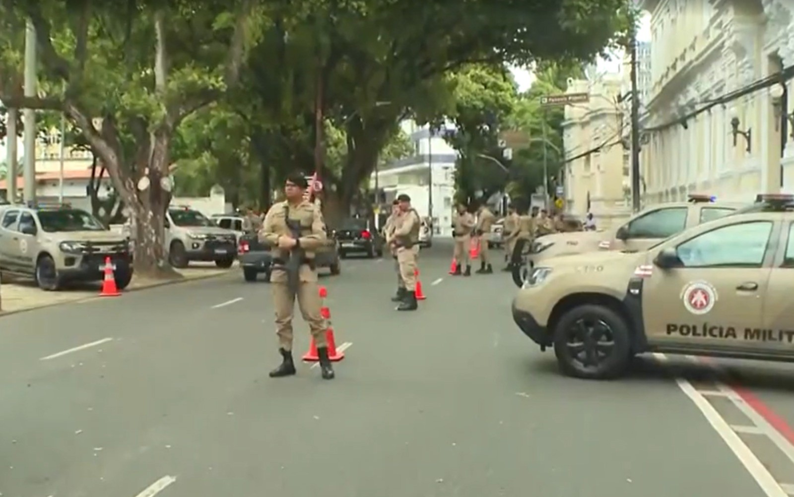 Homem é resgatado por policiais militares após ser mantido refém por grupo armado em Salvador
