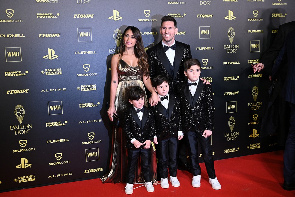 Lionel Messi com a família na cerimônia do Ballon D'Or da France Football — Foto: AFP