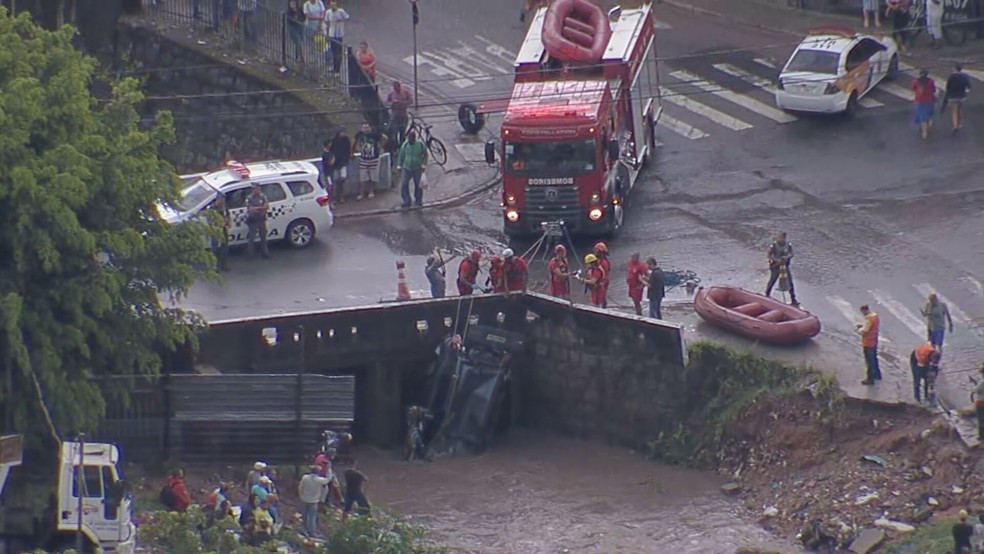 Bombeiros içam carro de córrego em Mauá, na Grande SP — Foto: Reprodução/TV Globo