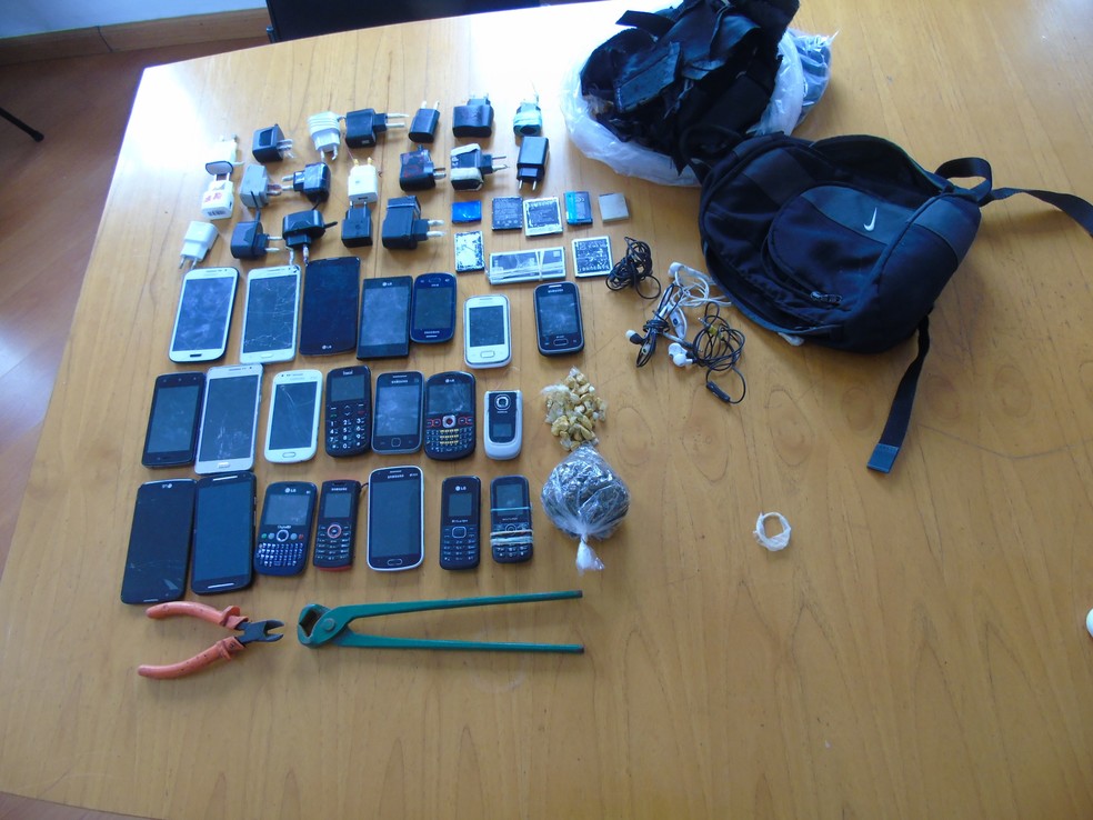 Dupla Ã© presa apÃ³s invadir presÃ­dio para 'delivery' de celulares e drogas em TremembÃ© â€” Foto: DivulgaÃ§Ã£o/ SAP