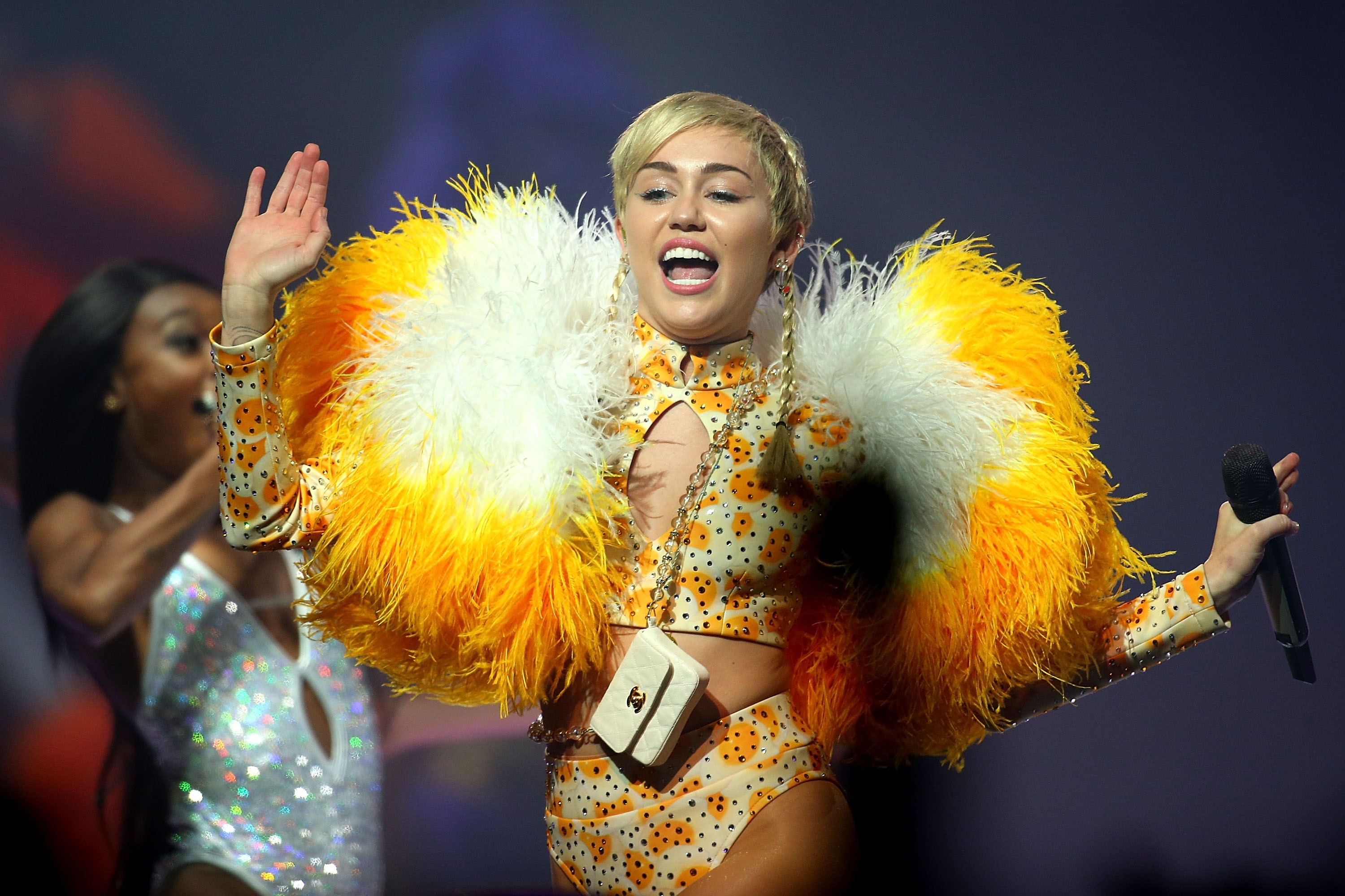 Miley Cyrus não é das maiores fãs de pagar pelo serviço em restaurantes (Foto: Getty Images)