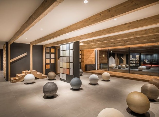 A Boutique Rubner Haus tem esferas que reproduzem cores e texturas variadas de madeira (Foto: Alberto Franceschi / Divulgação)
