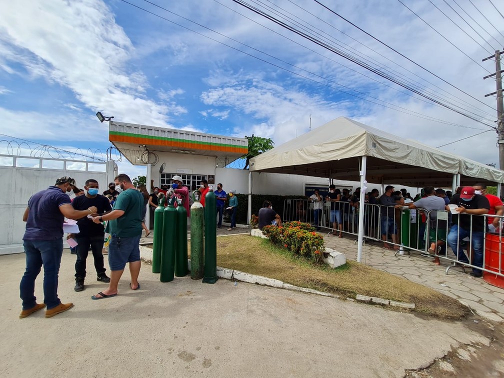 Aglomeração de pessoas que tentam comprar oxigênio em Manaus — Foto: Luciano Abreu/Rede Amazônica