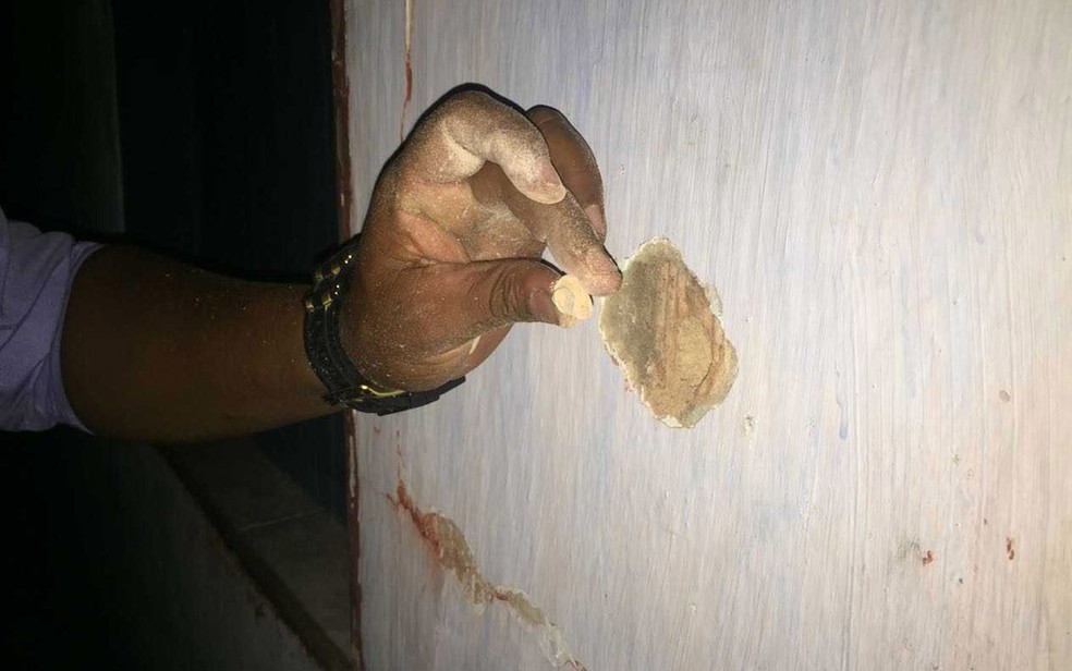 Tiros também atingiram parede da casa das vítimas (Foto: Edvaldo Alves / LiberdadeNews)
