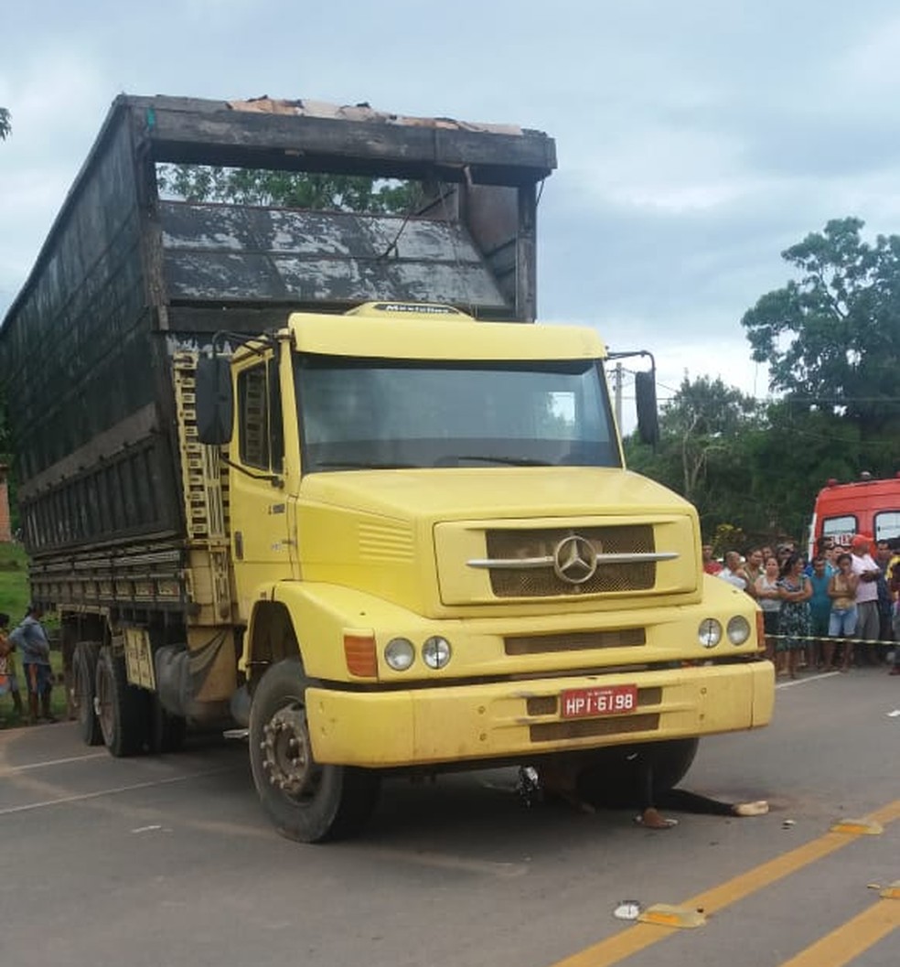 Acidente entre caminhÃ£o e moto causou a morte de uma mulher na BR-135 (Foto: DivulgaÃ§Ã£o/PRF)