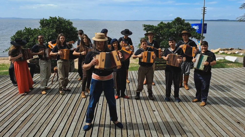 Renato Borghetti forma gaiteiros em projeto social no Rio Grande do Sul — Foto: Reprodução/JH