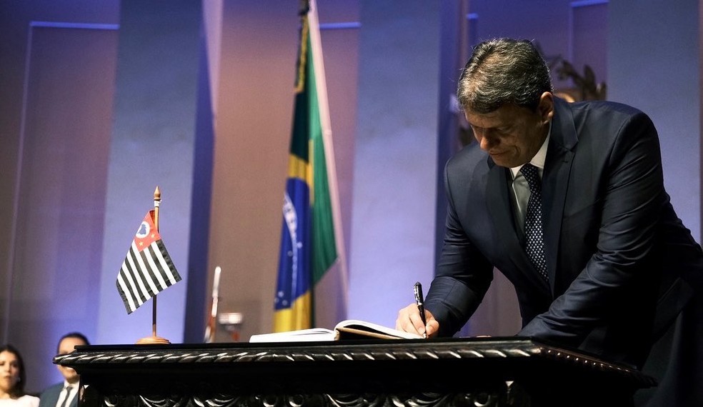 Tarcísio de Freitas (Republicanos) assina posse dos novos secretários de seu governo no Palácio dos Bandeirantes em 1 de janeiro de 2023. — Foto: Divulgação/Secom/GESP