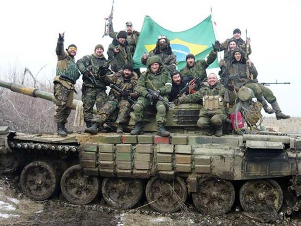 Rafael (acima à esquerda) segura bandeira brasileira ao lado de combatentes no leste da Ucrânia (Foto: Reprodução/ Facebook/ Rafael Lusvarghi)