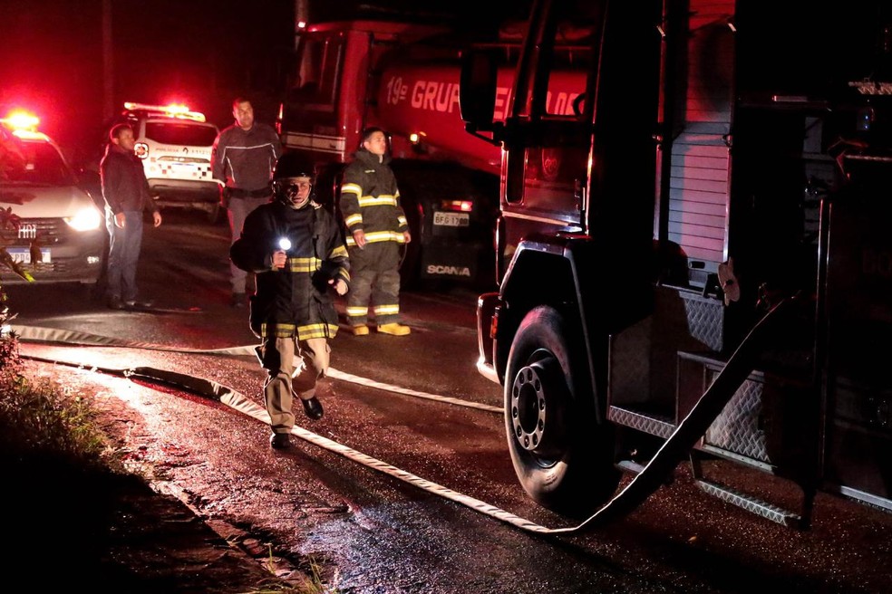 Bombeiros trabalharam quatro horas no combate às chamas em Itupeva — Foto: Regis Rosa/TV TEM