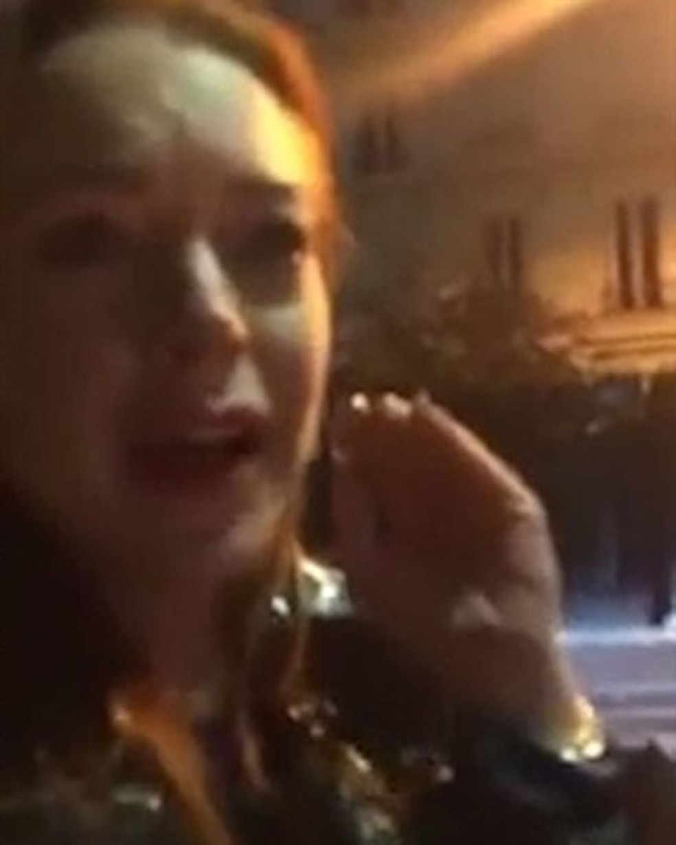 Lindsay Lohan em vídeo de confusão com família em Moscou, transmitido ao vivo no Instagram — Foto: Reprodução/Twitter