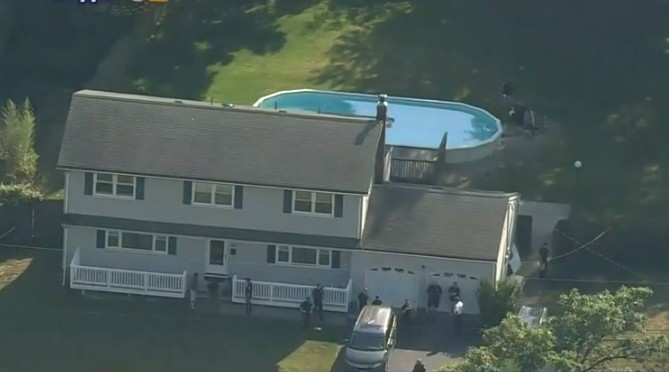 Três pessoas são encontradas mortas em uma piscina residência  (Foto: Reprodução: CBS New York's )
