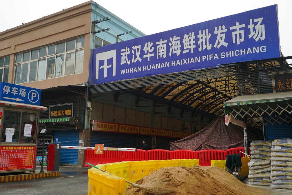 O mercado de frutos do mar de Wuhan Huanan, onde se suspeita que a nova cepa de coronavírus teria começado a se espalhar. O estabelecimento está fechado desde 21 de janeiro de 2020 — Foto: Dake Kang/AP