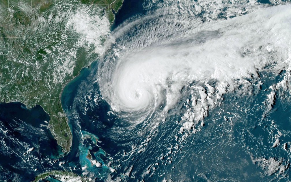 Imagem de satÃ©lite do furacÃ£o Humberto, a oeste de Bermuda â€” Foto: NOAA / DivulgaÃ§Ã£o / via REUTERS