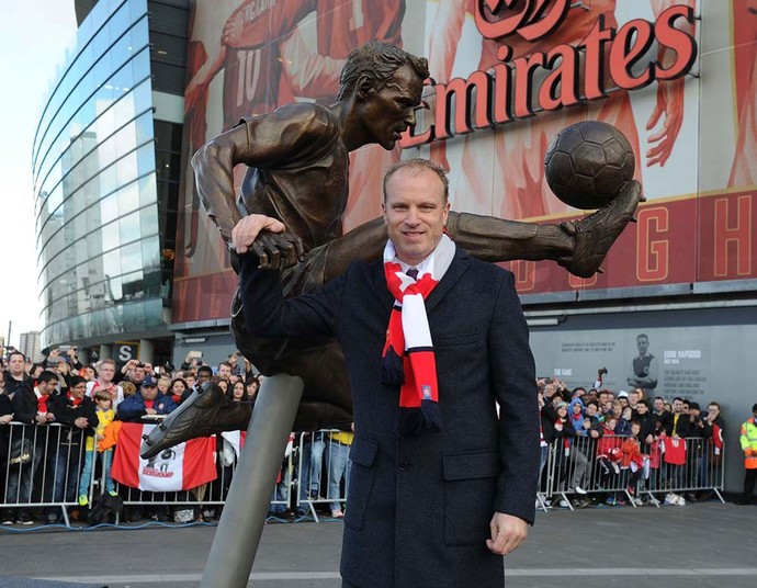 Estátua do Bergkamp no Arsenal  (Foto: Divulgação/Site Oficial)