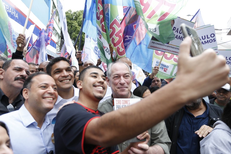 Ciro Gomes tira selfie com apoiador, ao lado dos candidatos Rodrigo Neves e Cabo Daciolo