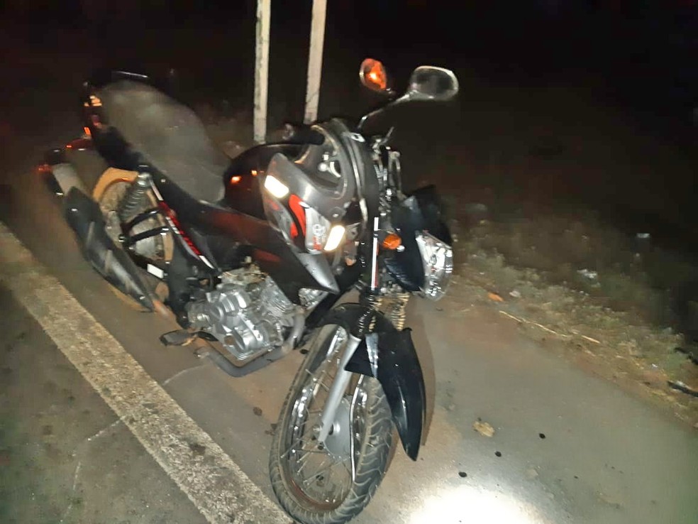 Motocicleta que era pilotada pela vítima — Foto: Polícia Rodoviária Federal