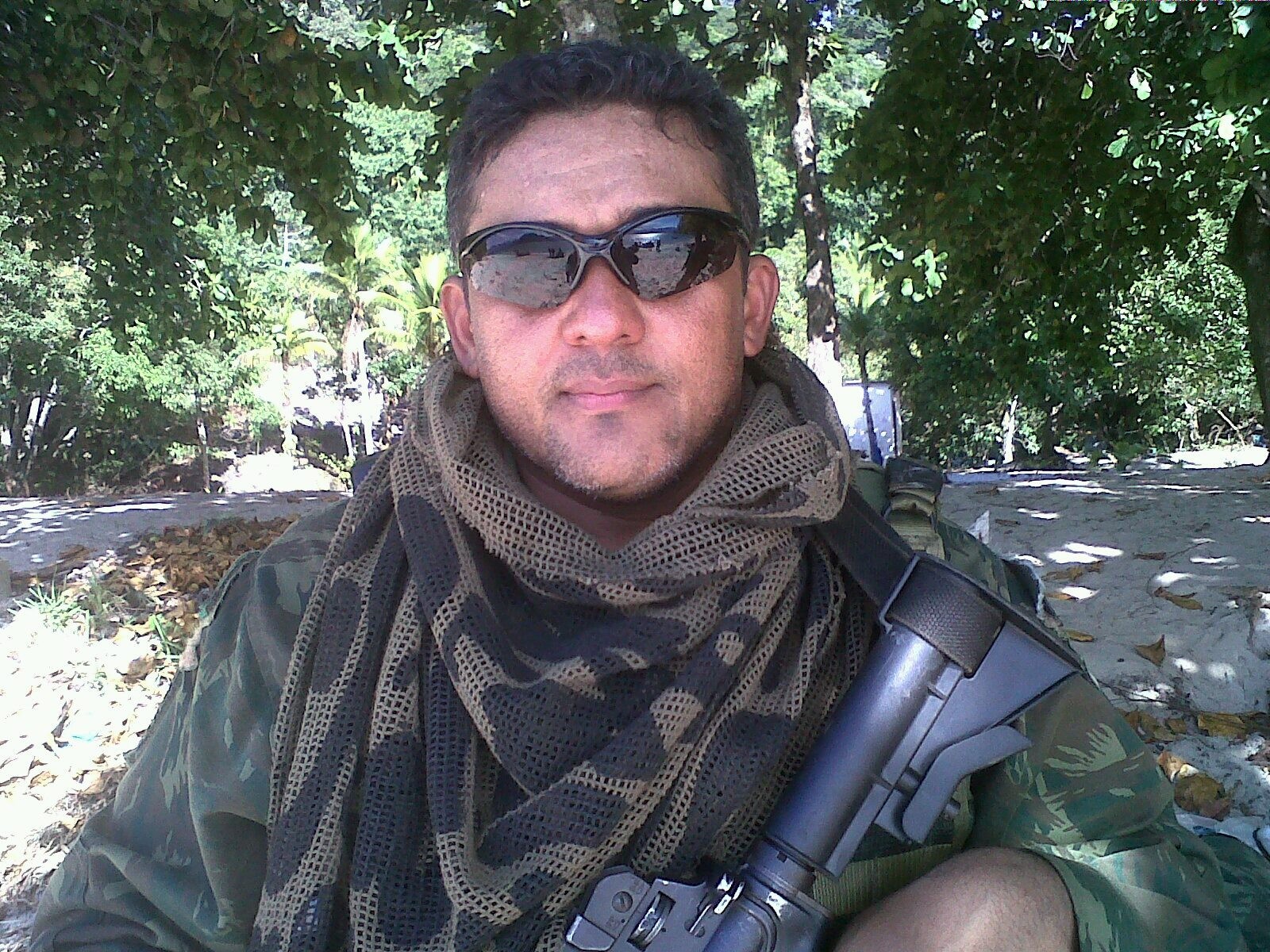 O ex-fuzileiro naval Jussielson Silva, que chefiava a Funai no município de Ribeirão Cascalheira (MT), exibe fotos com roupa militar e armas nas redes sociais — Foto: Reprodução