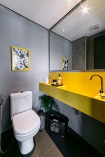 O banheiro contemporâneo ganhou o porcelanato Portobello City Fendi, parede cinza com pintura acrílica fosca na cor Suvinil Granizo e bancada de Quartzo Tenace Solaris. Projeto do escritório Liv'n Arquitetura