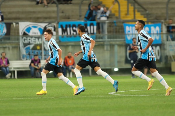 Aos 15 anos, joia do Grêmio pula etapas, se destaca no Brasileirão sub-17 e mira Copinha em 2023