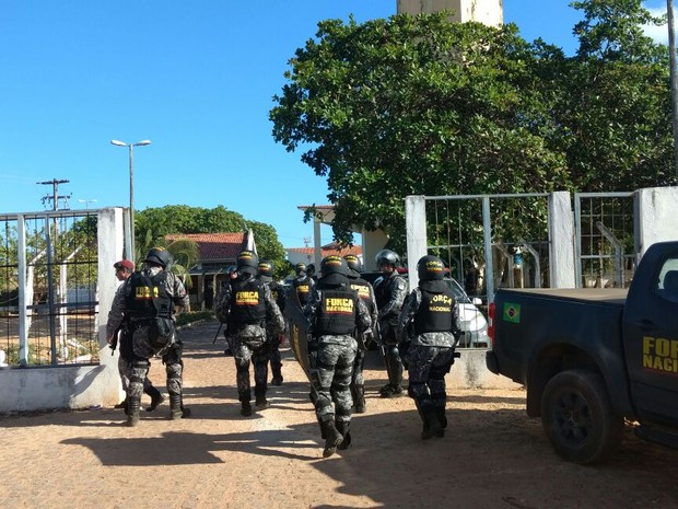 Policiais da Força Nacional se preparam para entrar em Alcaçuz (Foto: Anderson Barbosa/G1)