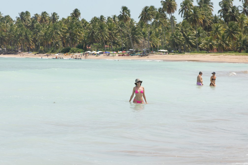 Turista aproveita a Praia de Lages: ondas levinhas, mar de cor "caribenha" e com agitação na medida certa — Foto: Celso Tavares/G1