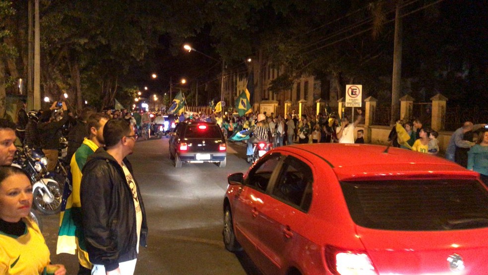 Moradores comemoram vitÃ³ria de Jair Bolsonaro, em Itapetininga â€” Foto: Beatriz Buosi/TV TEM
