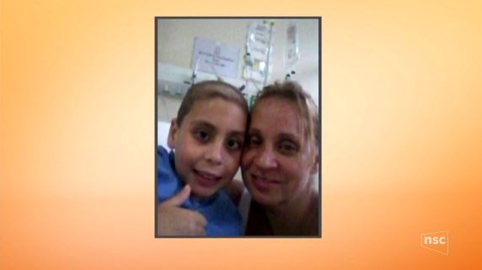 Gabriel passou quimiterapia e radioterapia para tratar o tumor (Foto: Reprodução NSC TV)