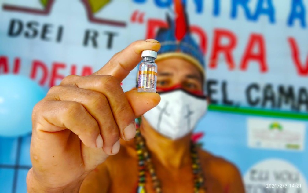 Homem segura dose da vacina CoronaVac na região do Tapajós, no Pará — Foto: Equipe do DSEI Rio Tapajós