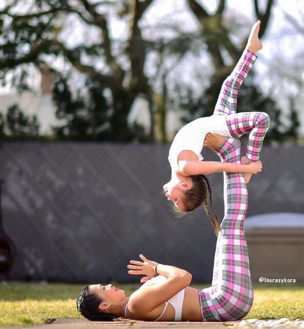 Laura Sykora e sua filha em pose de ioga (Foto: Reprodução / Instagram)