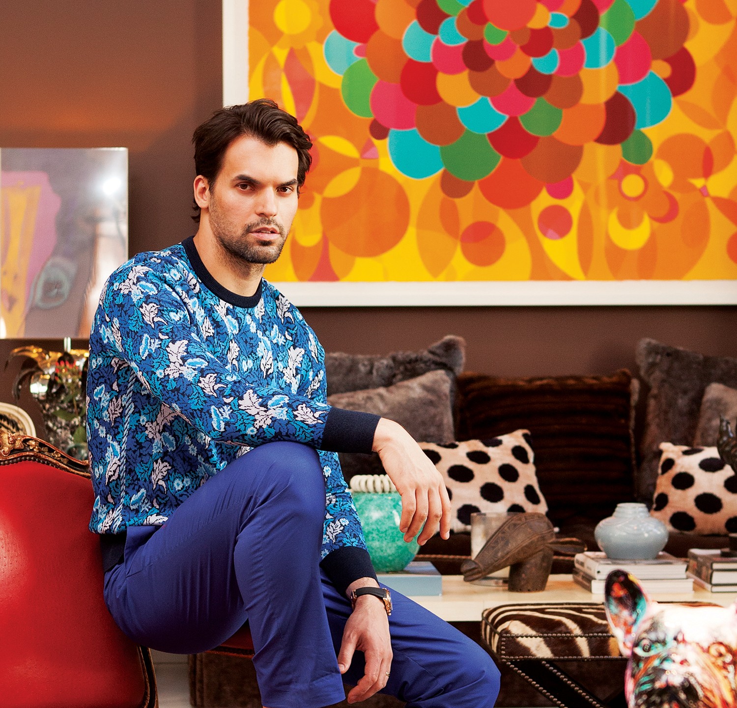 Murilo Lomas posa na sala de estar de seu pied-à-terre parisiense (Foto:  Emilia Brandão)