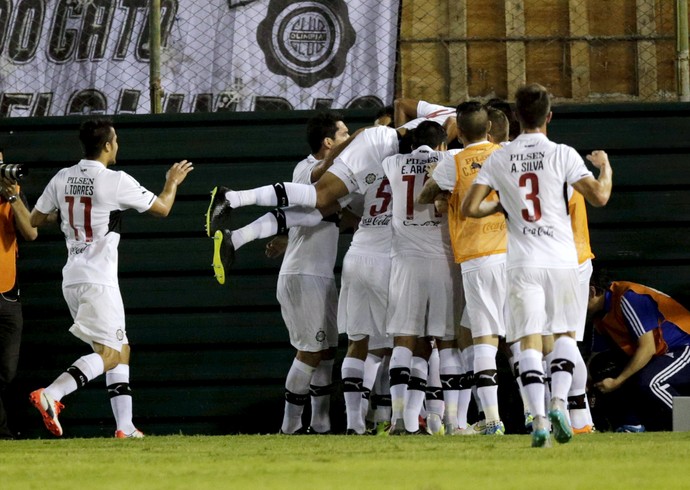 Jogadores do Olimpia comemoram gol contra Huachipato (Foto: REUTERS/Jorge Adorno)