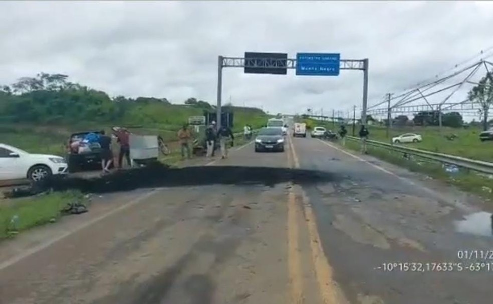 Rodovia é liberada em Monte Negro, Rondônia — Foto: PRF/Divulgação