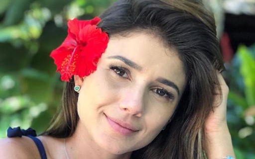 De Flor No Cabelo Paula Fernandes Posa Linda E Garante Sem Filtro Quem Quem News Anjo dormindo em uma flor. de flor no cabelo paula fernandes posa