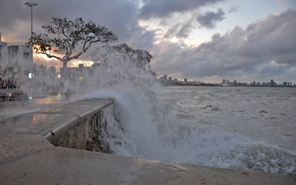 Ondas podem chegar a 3,5 metros de altura por causa do mar grosso (Foto: Walter Paparazzo/G1)
