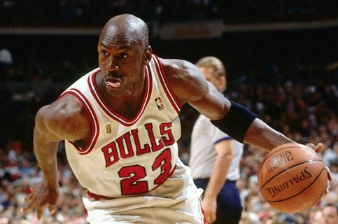 Michael Jordan: Considerado o primeiro atleta a entrar na lista de bilionários do mundo, Jordan saiu do basquete e investiu no crescimento de sua fortuna. Ele é dono do time de basquete Charlotte Hornets, avaliado em US$ 725 milhões.