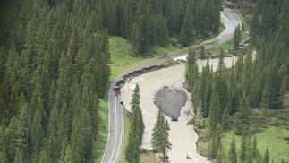 Estrada no Parque Nacional de Yellowstone, em Gardiner, Montana (EUA), foi severamente danificada após inundações históricas em junho — Foto: Bloomberg/Getty Images