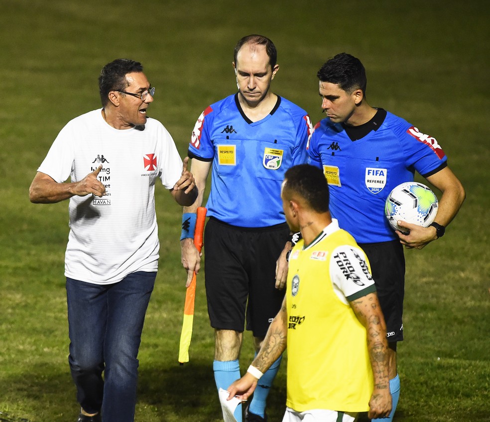Vanderlei Luxemburgo e Flávio Rodrigues de Souza, no jogo do Vasco contra o Coritiba — Foto: André Durão
