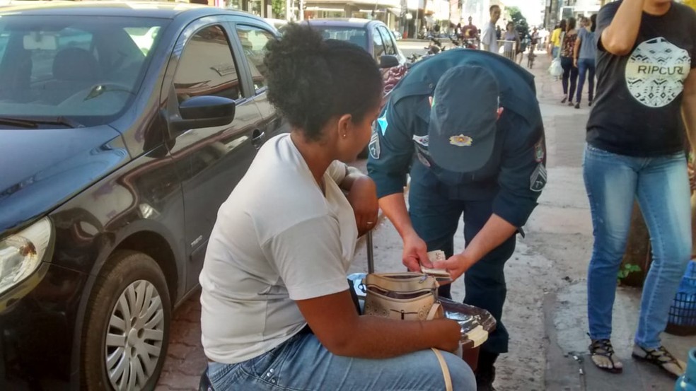 Vendedora procura a polícia para identifica dona de bolsa que foi encontrada cheia de dinheiro no centro de Campo Grande. ?? Foto: Divulgação/Polícia Militar 