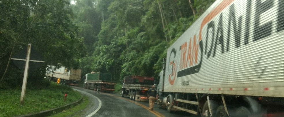 Acidente gerou 12 quilômetros de congestionamento na rodovia (Foto: Divulgação/PRF)