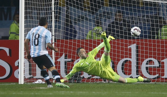 Tevez pênalti Argentina Colômbia Ospina (Foto: Reuters )