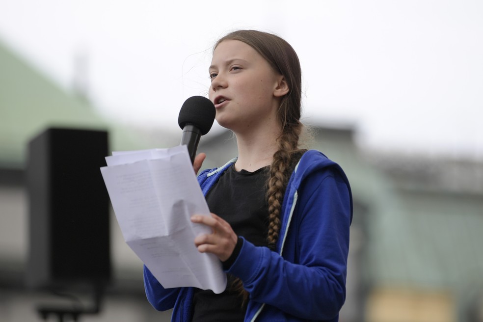 Greve pelo Clima: A ativista Greta Trunberg fala para manifestantes durante protesto em Estocolmo nesta sexta-feira (24). — Foto: Janerik Henriksson/TT News Agency via AP