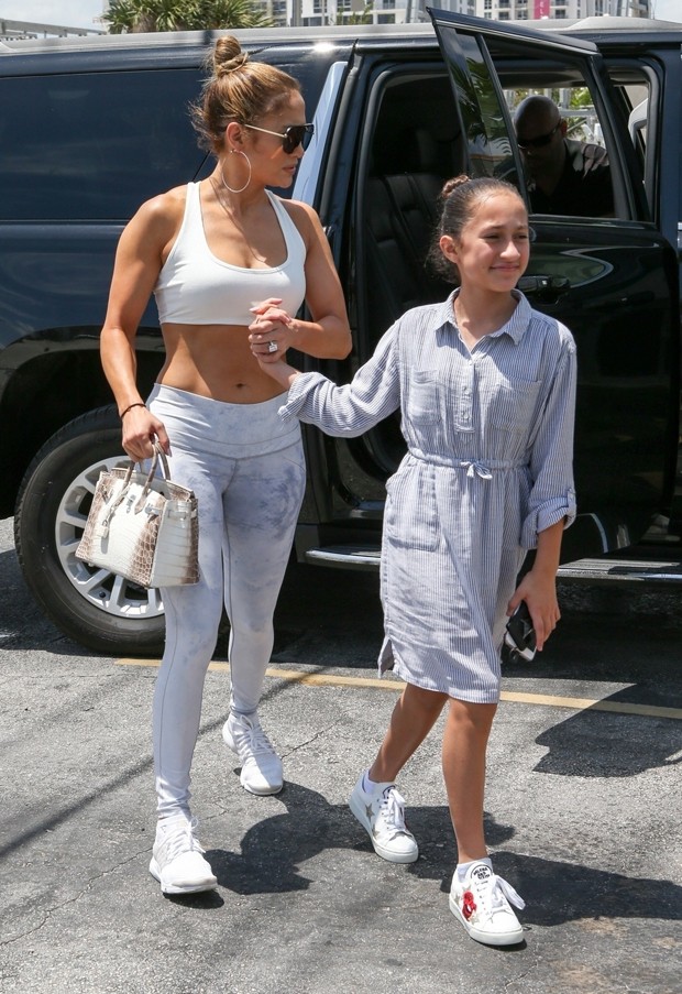 Jennifer Lopez e a filha, Emme (Foto: BackGrid)