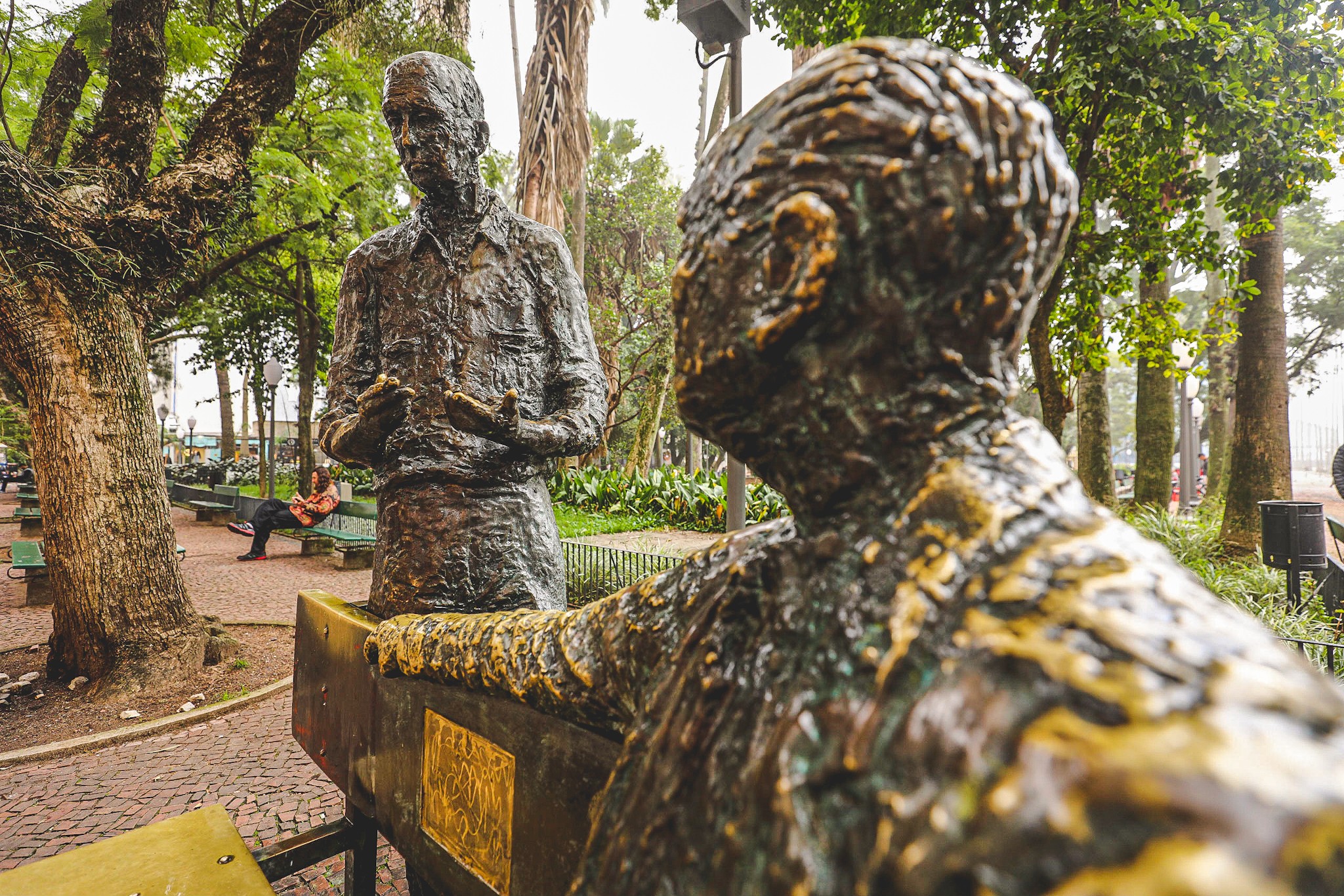 Livro de bronze é devolvido a estátua de Drummond na Praça da Alfândega, em Porto Alegre; veja antes e depois