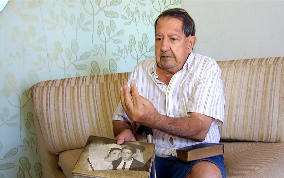 Idoso perde casa queimada em incêndio, mas Bíblia com fotos do casamento fica intacta, em Rio Verde — Foto: Reprodução/TV Anhanguera 