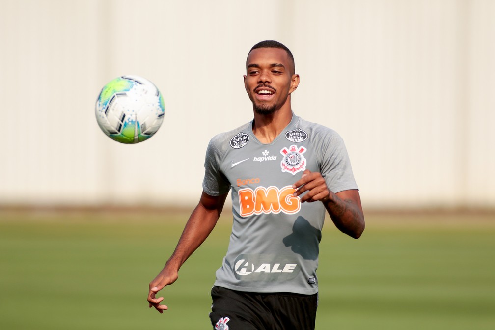 Lateral troca Corinthians por santos, após não renovação de contrato 
