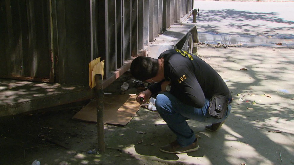 Perito do Instituto de Criminalística realiza trabalho investigativo, neste domingo (6), no local onde PM e policial penal trocaram tiros, na Zona Sul do Recife — Foto: Reprodução/TV Globo