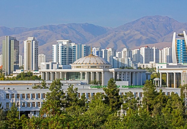 Ashgabat desbanca Hong Kong e se torna a cidade mais cara do mundo para estrangeiros trabalharem (Foto: Arterra/Getty Images)