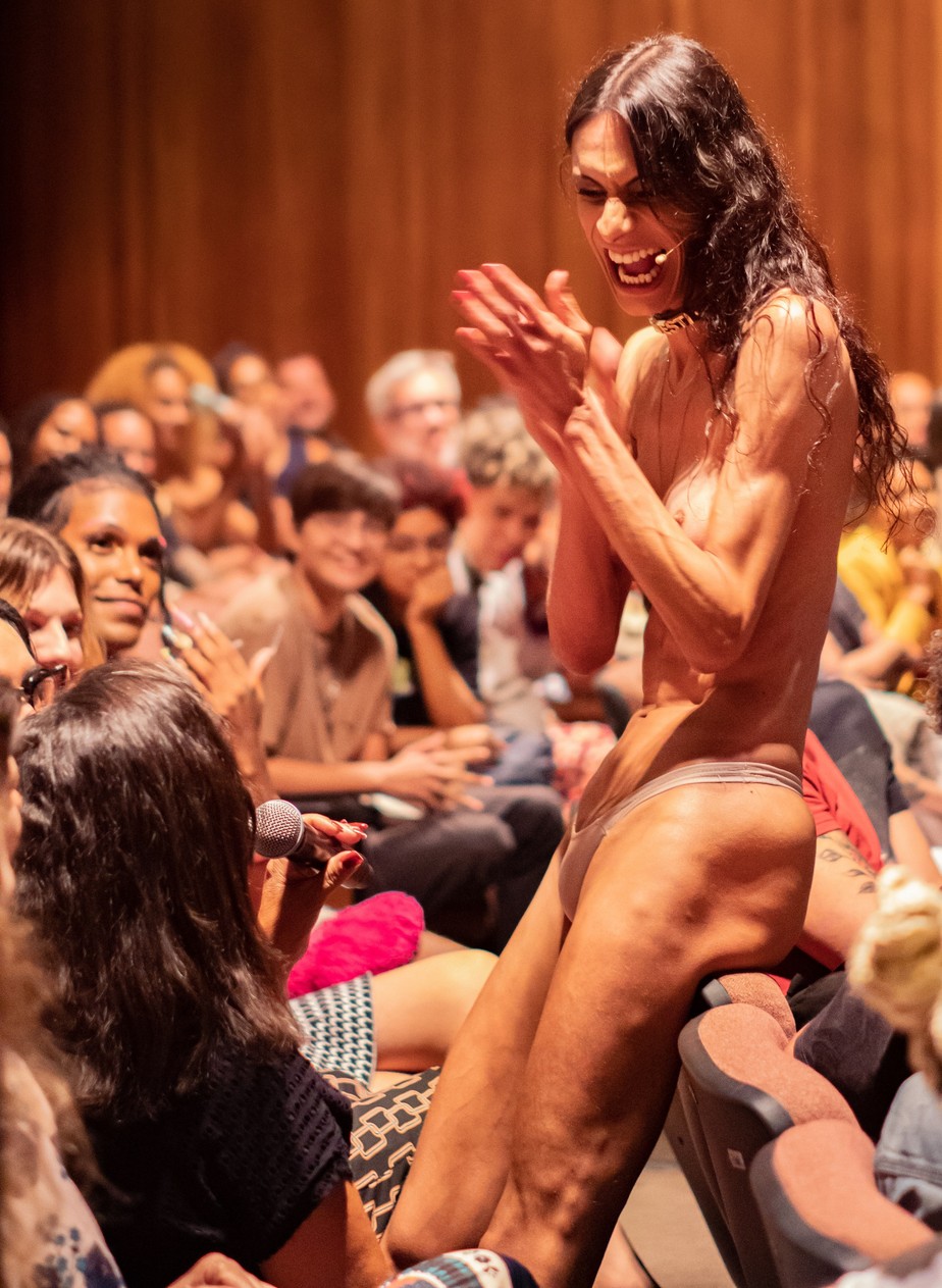 Renata Carvalho interage com a plateia durante a apresentação da peça 'Manifesto transpofágico'